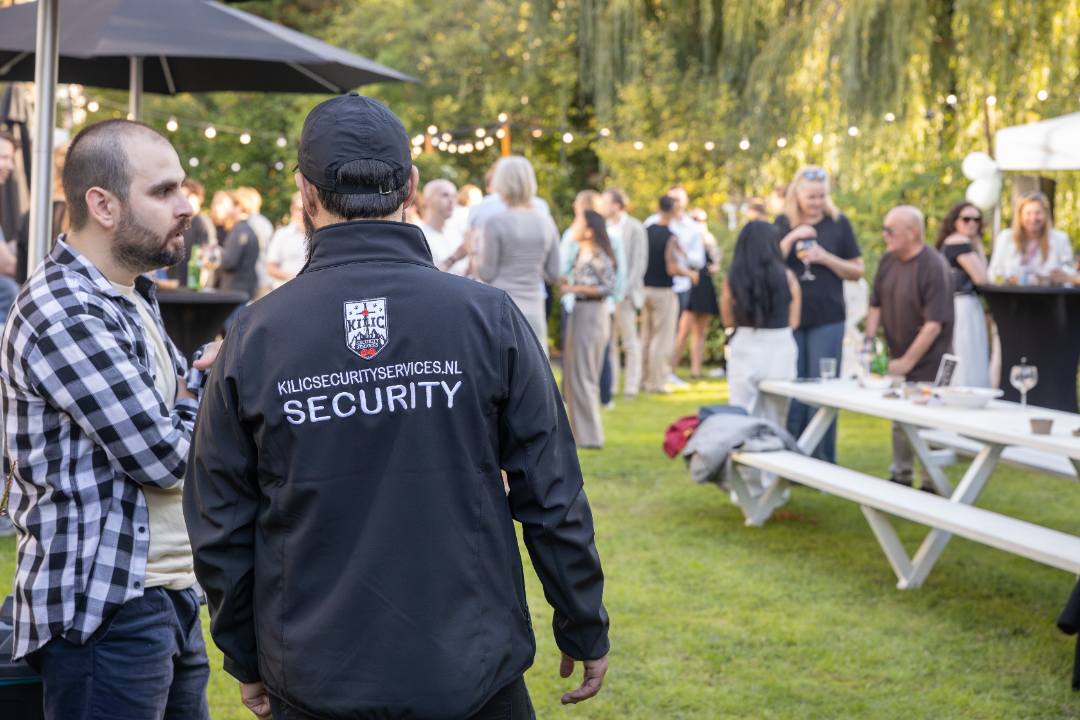 Kilic evenementenbeveiliger tijdens crowd management op een festival
