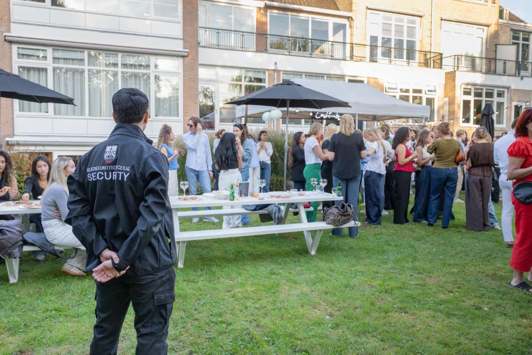 Kilic receptioniste ontvangt een bezoeker aan de balie
