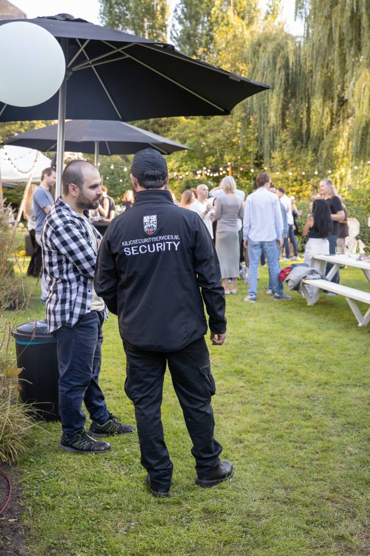 Kilic servicemedewerker helpt een bezoeker bij de balie