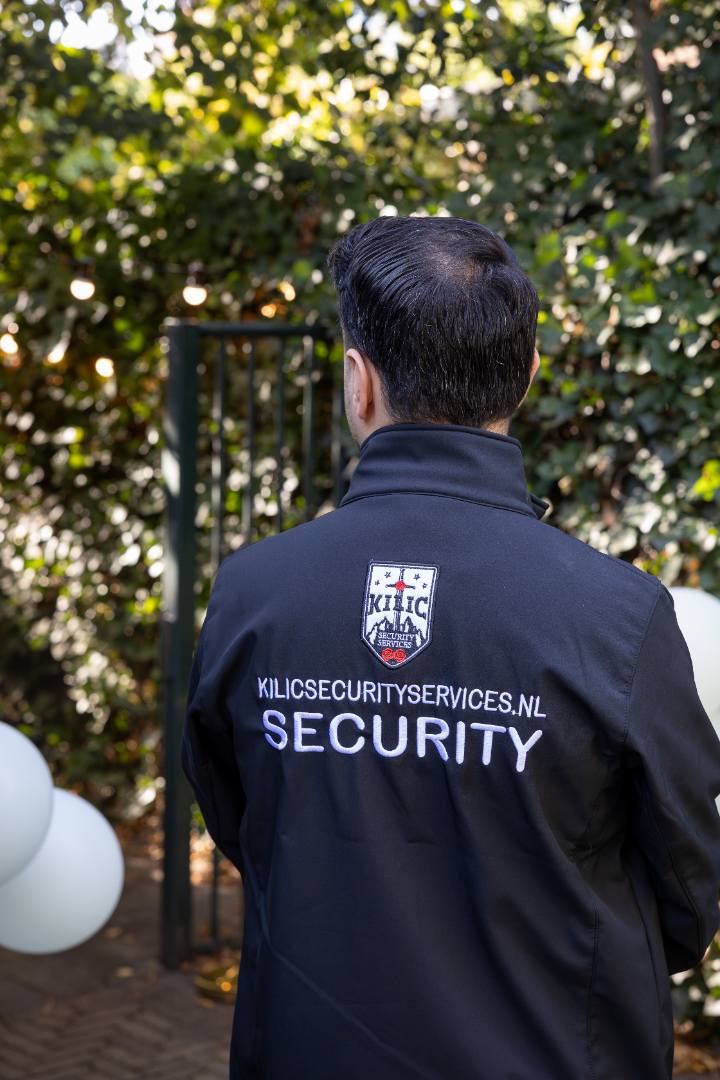 Servicemedewerker in gesprek met een bezoeker