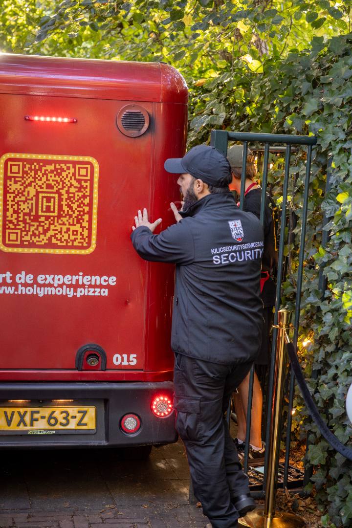 Kilic bouwplaatsbeveiliger tijdens toegangscontrole op een bouwterrein