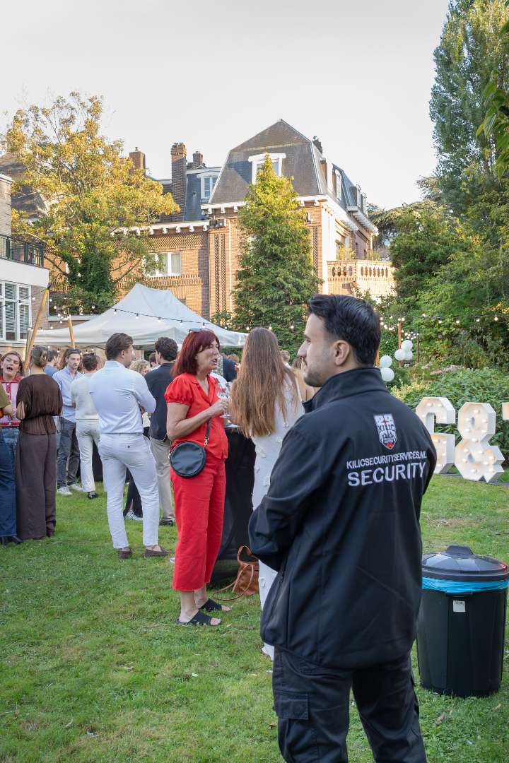 Vaste representatieve receptioniste aan een kantoorbalie